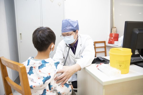 七星配资  日均接诊6000人次、35岁以下患者超三成！上海十院周末专病门诊受欢迎