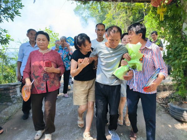 通盈配资 迟到14年的拥抱！父亲临终牵挂的儿子回家了