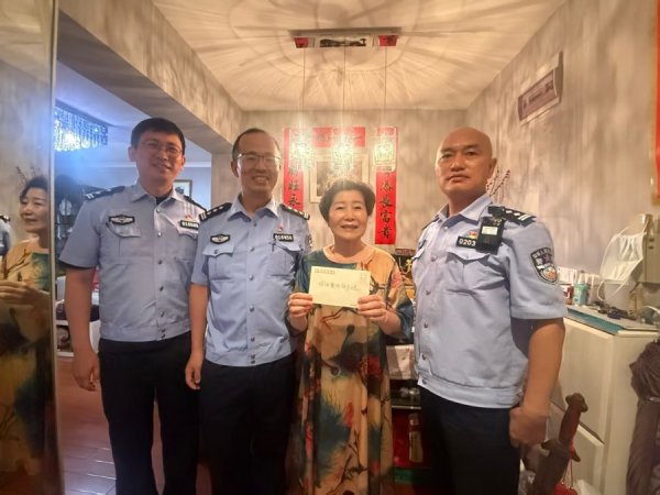 郑州配资网 楼上空调滴水苦，民警连续3天“管闲事”化邻里矛盾